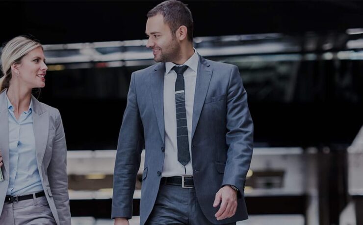 Head of HR auf dem Weg zu einer Besprechung