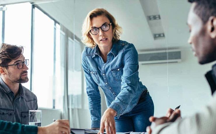 Ein Global Head of Human Resources in einem Meeting.