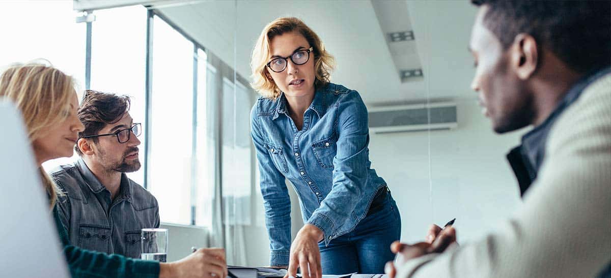 Ein Global Head of Human Resources in einem Meeting.