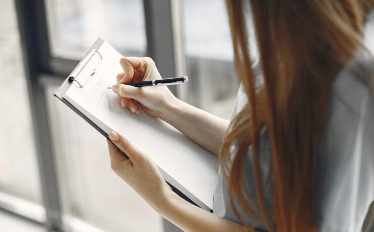 Junge Frau als Top Talent in der Executive Search identifiziert