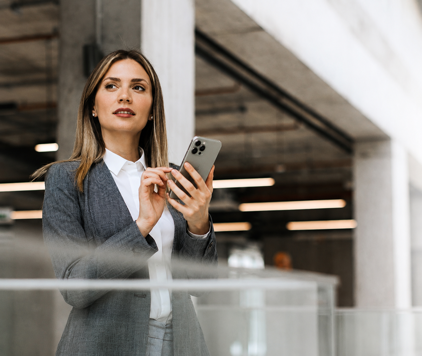 Für HR Interim Manager Junge HR Interim Managerin auf Balkon | Projekte für HR Interim Manager